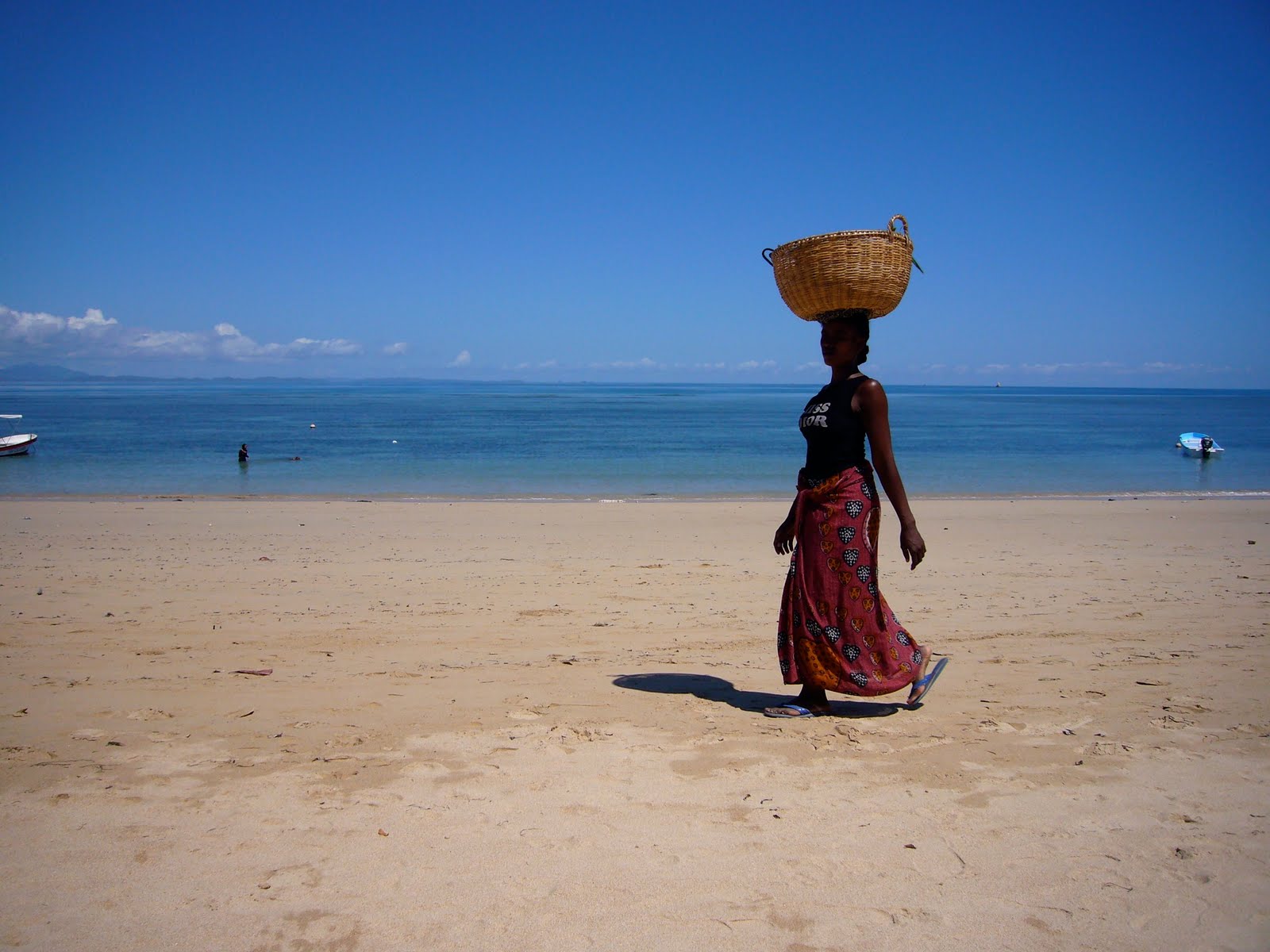 North travel. Нуси-Мангабе Мадагаскар. Африканские пляжи. Африканцы на пляже. Мадагаскарские женщины.