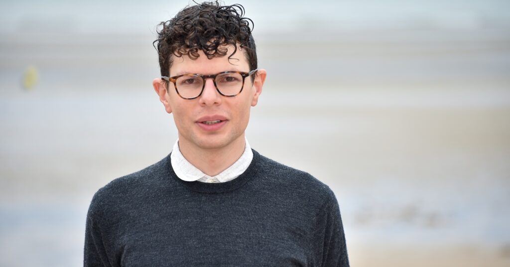 Vegan ‘Carnage’ Director and Comedian Simon Amstell Headlining UK’s Vegan Camp Out