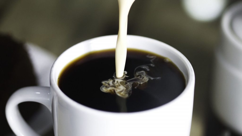 coffee pour milk