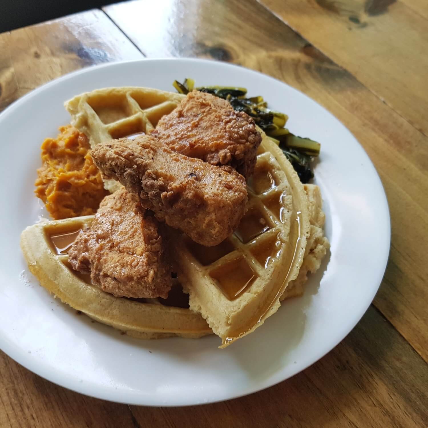 9 Of The Best Places To Eat Vegan Food When Travelling In Canada   Livekindly Hogtown Vegan Chicken Waffle 