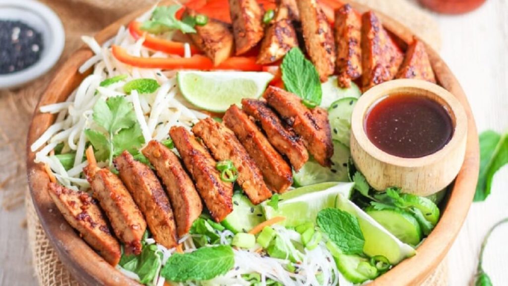 This Vegan Vietnamese Salad Comes With Ginger Tofu