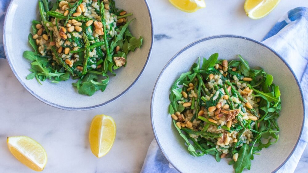 Make This Creamy Vegan Asparagus and Spinach Risotto With Walnuts