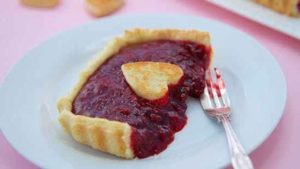 This Vegan Raspberry Pie Features a Dairy-Free Buttery Crust