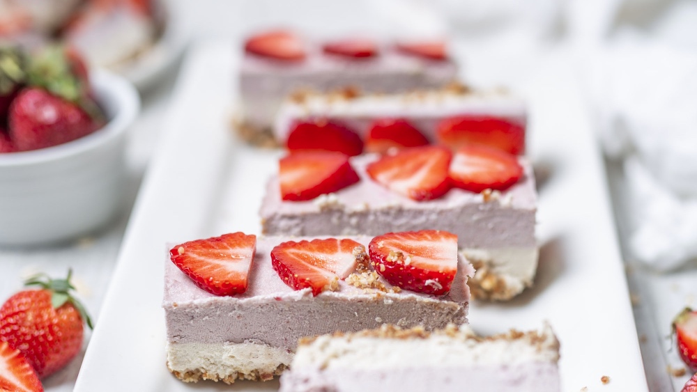 No-Bake Vegan Strawberry Cream Mini-Cakes