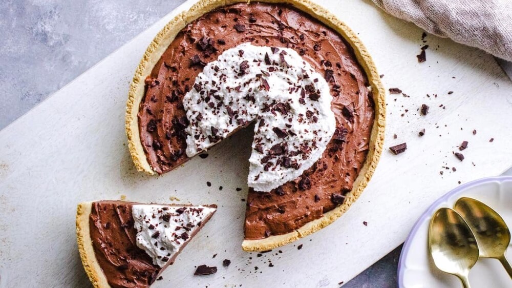 You Only Need 8 Ingredients to Make This Vegan Chocolate Pie